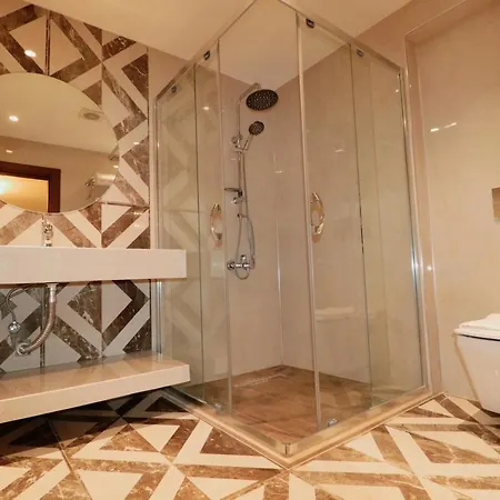 Grand Luxury Lägenhetshotell 4*