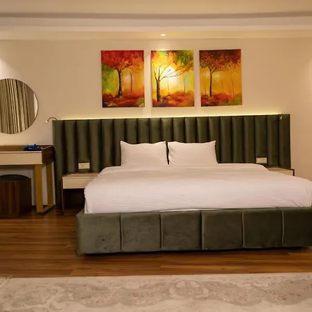 Grand Luxury Lägenhetshotell 4*